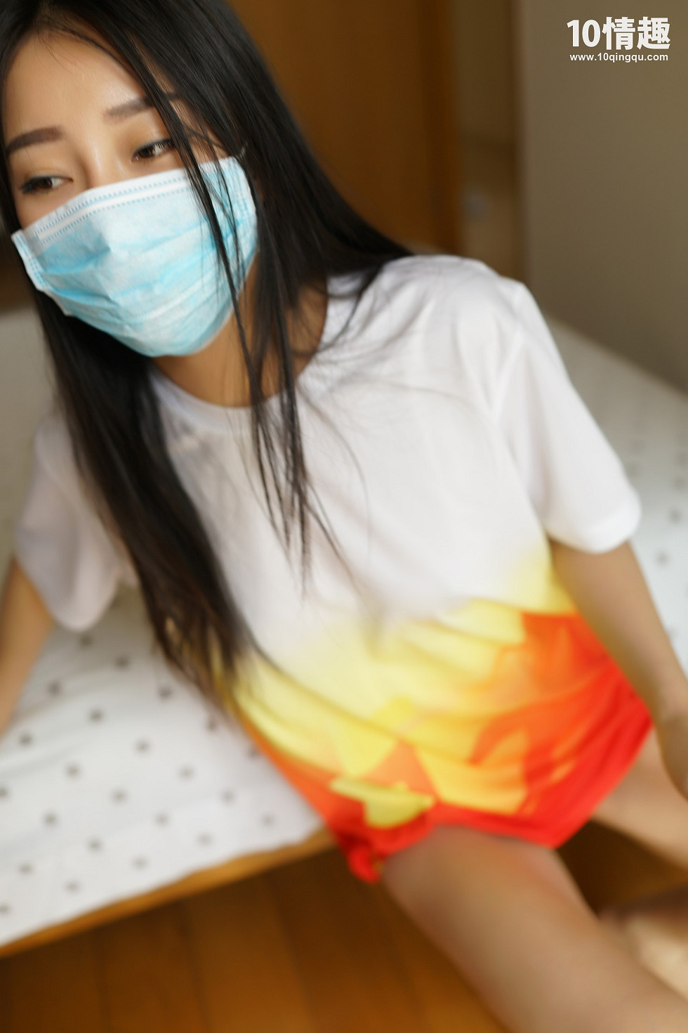 [ROSI写真]口罩系列NO.373_宽松上衣妹子无内真空激凸床上撩人姿势诱惑写真52P